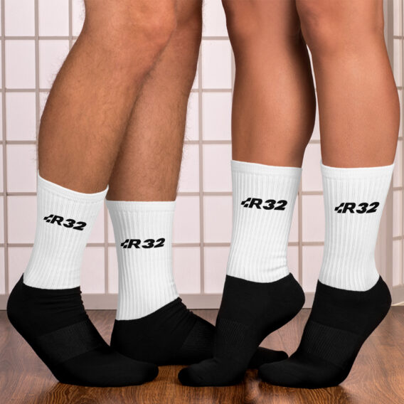 Chaussettes Golf R32 – Exclusivité Shopnetwork Racing Célébrez la puissance de la Golf R32 avec ces chaussettes au design unique. Elles arborent le logo R32 imprimé en noir, offrant un look dynamique et sport. Conçues pour allier confort et style, elles sont l'accessoire idéal pour tous les passionnés de R32. Disponible exclusivement sur Shopnetwork Racing.