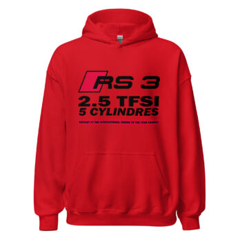 Affichez votre passion pour l'excellence automobile avec ce sweat à capuche RS3, rendant hommage au légendaire moteur 2.5 TFSI 5 cylindres d'Audi, plusieurs fois couronné "Meilleur Moteur au Monde". Un must-have pour les amateurs de performance et d'ingénierie ! Design Iconique : Le logo RS3 sur le devant, accompagné de l'inscription "2.5 TFSI 5 CYLINDRES – VICTORY AT THE INTERNATIONAL ENGINE OF THE YEAR AWARDS", célèbre l'héritage et la puissance de ce moteur emblématique. Confort Optimal :Ce sweat-shirt offre chaleur et confort pour un port quotidien. Style Affirmé : Parfait pour les sorties décontractées ou les événements automobiles, ce sweat allie élégance et passion pour l'automobile.